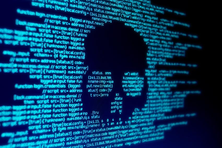 Beispielbild für eine Cyberattacke. Zu sehen ist ein Bildschirm mit einem Totenkopf