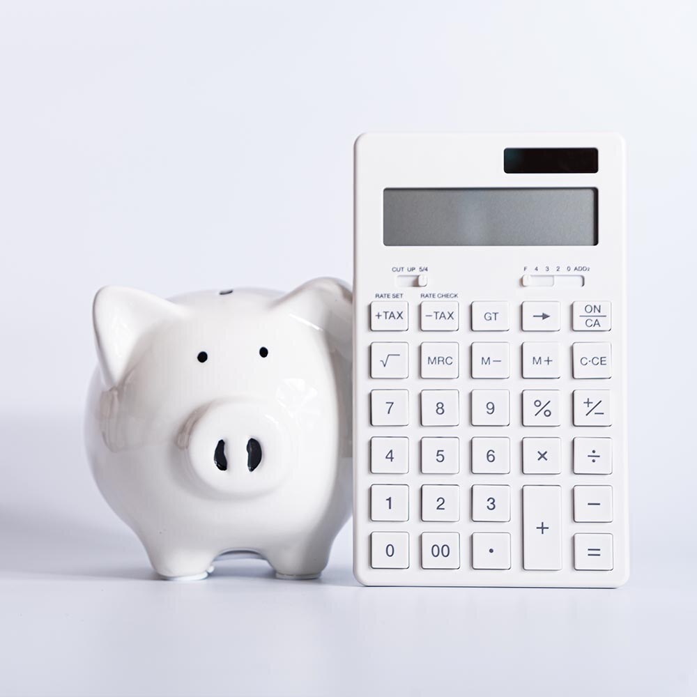 Sparschwein mit Taschenrechner - Symbolfoto für das Finanzierungsangebot von Keepsmile Design